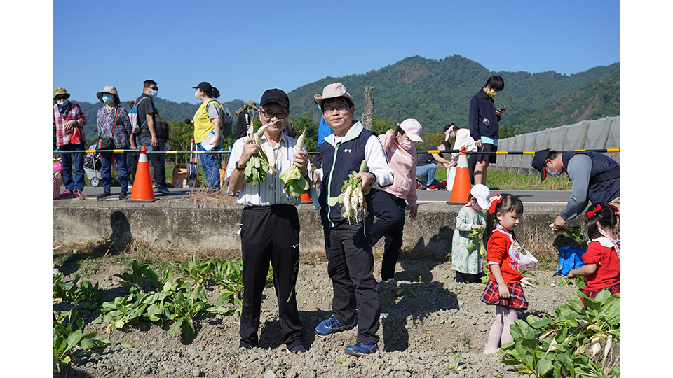 拔蘿蔔活動讓同仁們親近土地、認識在地特色，也鼓勵大家選擇當地、當季食材的低碳飲食，減少碳足跡。圖左為鳳山區處處長張以諾，右為台電副總經理、時任配電處處長陳銘樹。